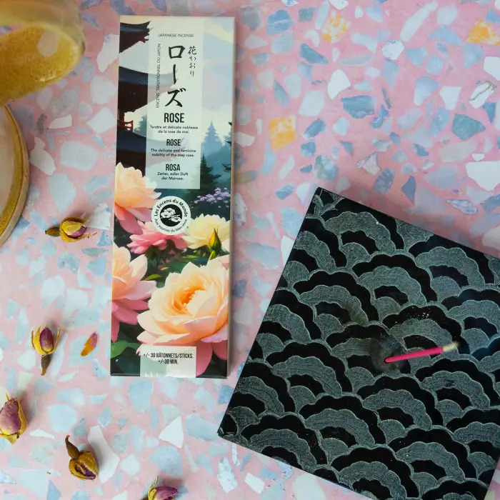 Tradícionális japán füstölőpálcika, kevés füsttel - üde, kifinomult virágos illat - szépség, szeretet, romantika